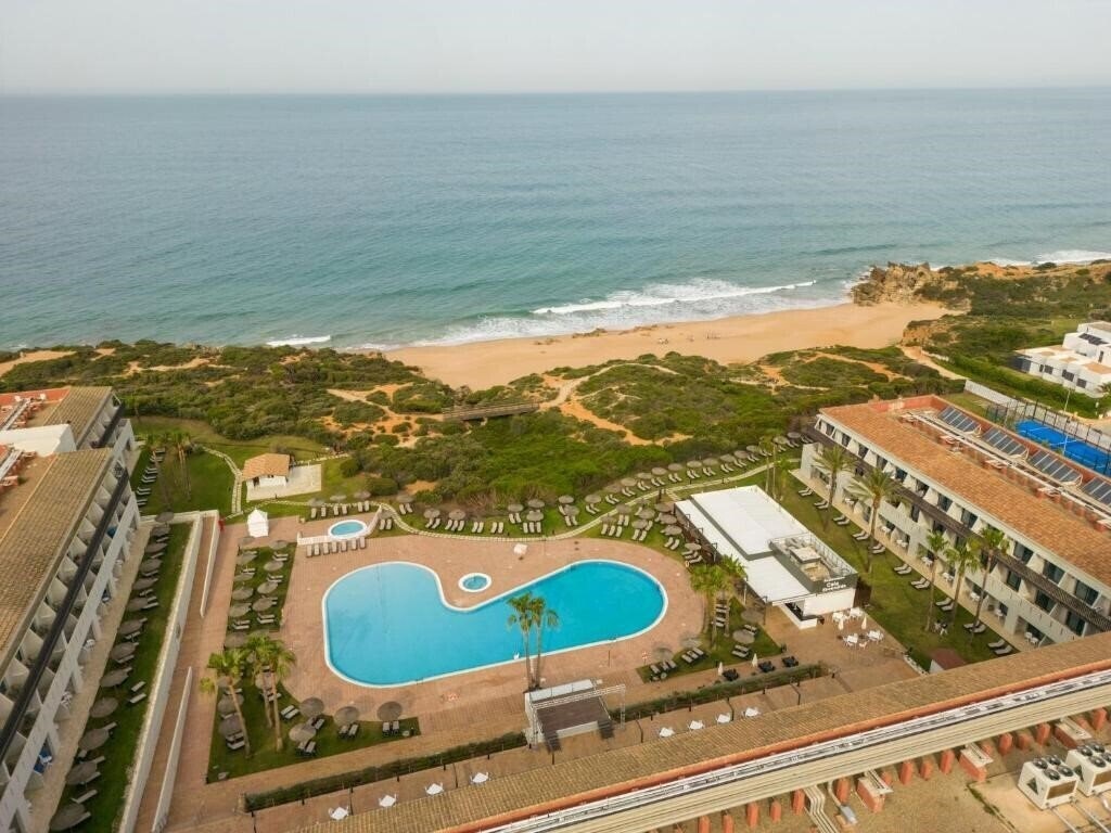 Отель Ilunion Calas De Conil 4*