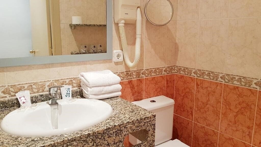 Imaginea Piccadilly Sitges 3*