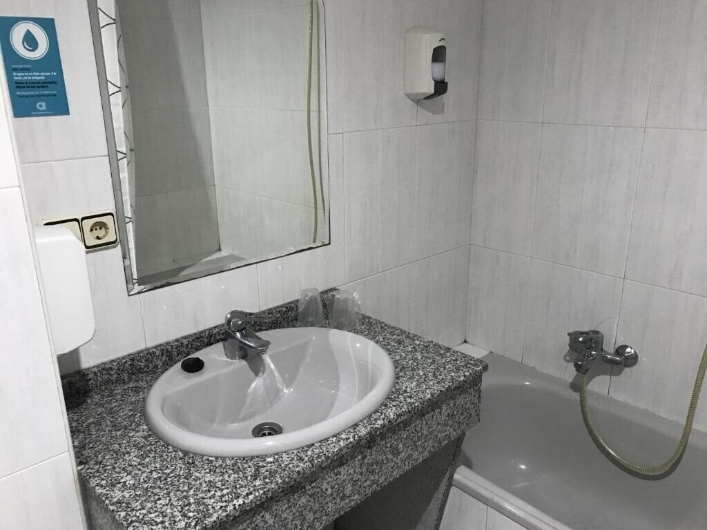Imaginea Hostal Alda Puerta Coruna 3*