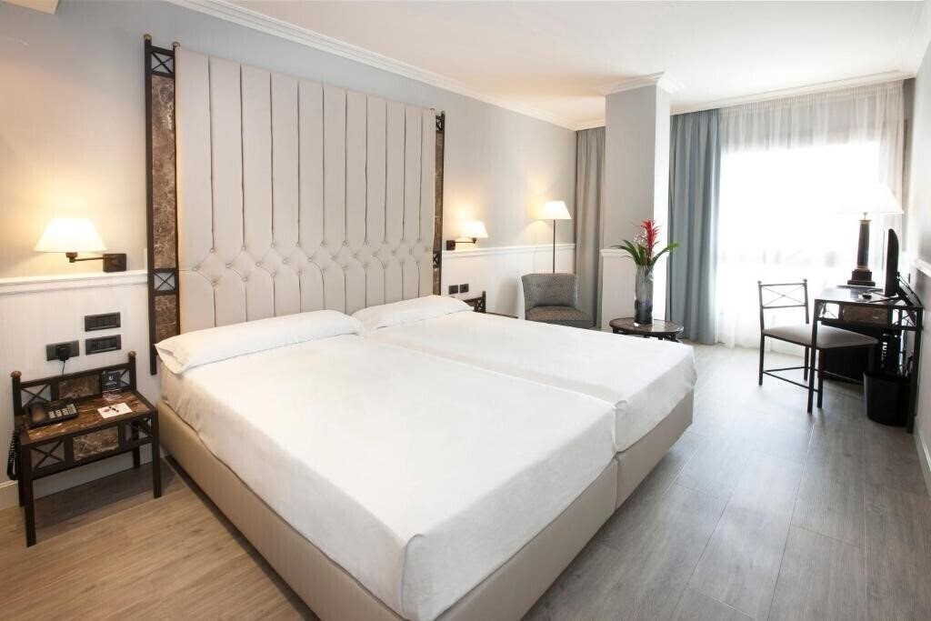 Hotel Husa Gran Via 4*
