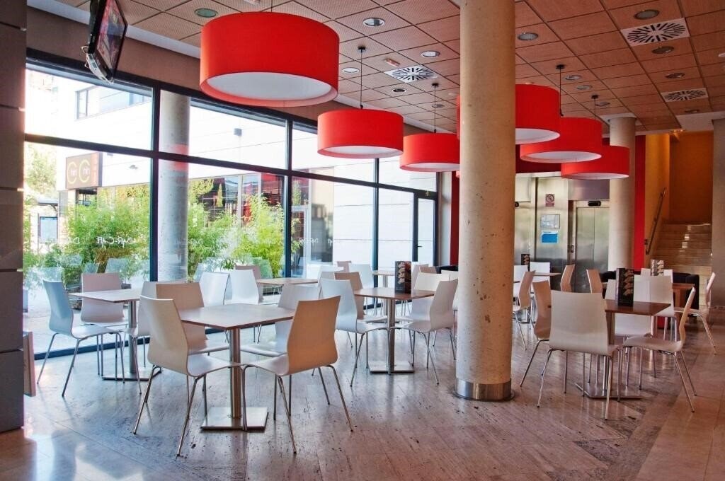 Imaginea Travelodge Madrid Torrelaguna Hotel 3*