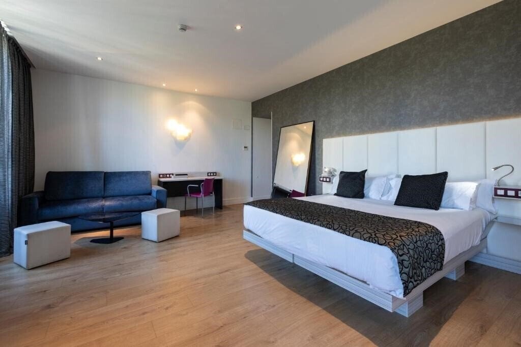 Imaginea Petit Palace Santa Barbara 4*