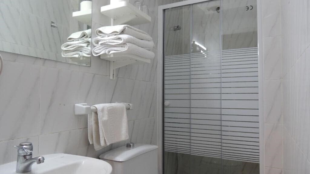 Imaginea Hostal Cervantes 2*