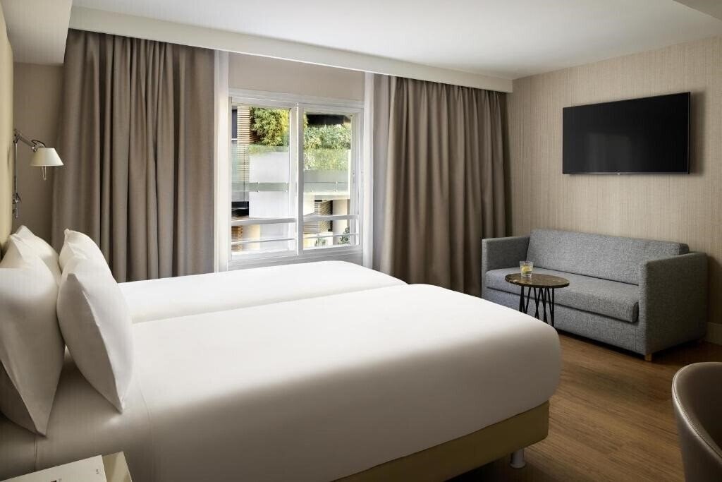 Imaginea NH Paseo de la Habana 4*