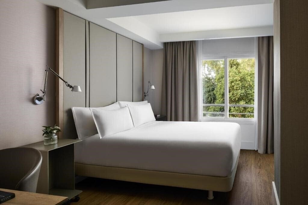 Imaginea NH Paseo de la Habana 4*