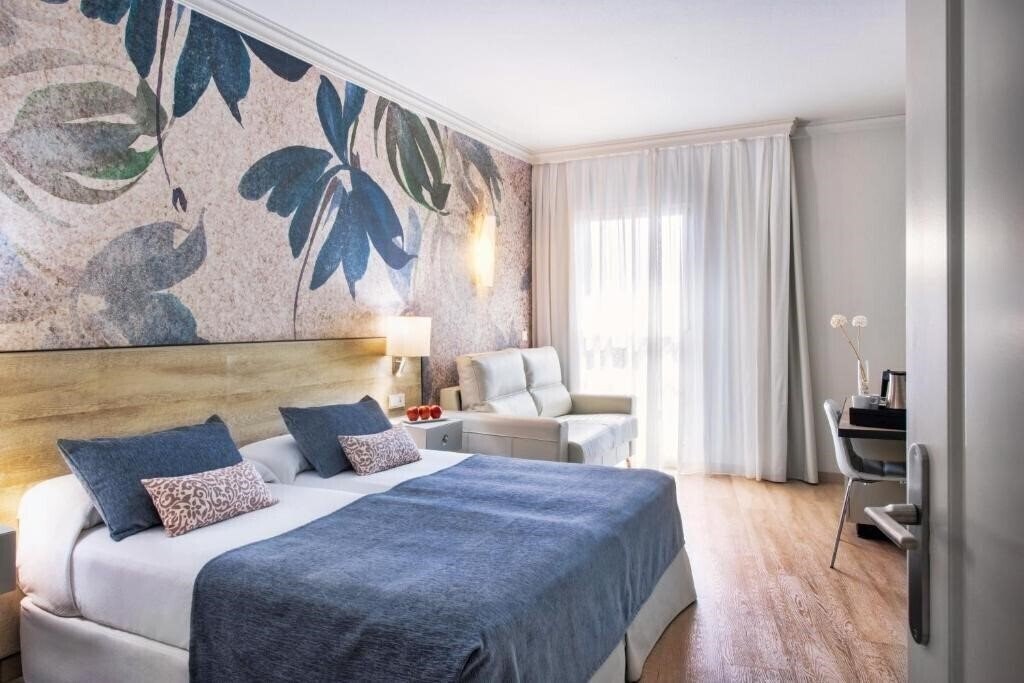 Фото Salles Hotel Malaga Centro 4*