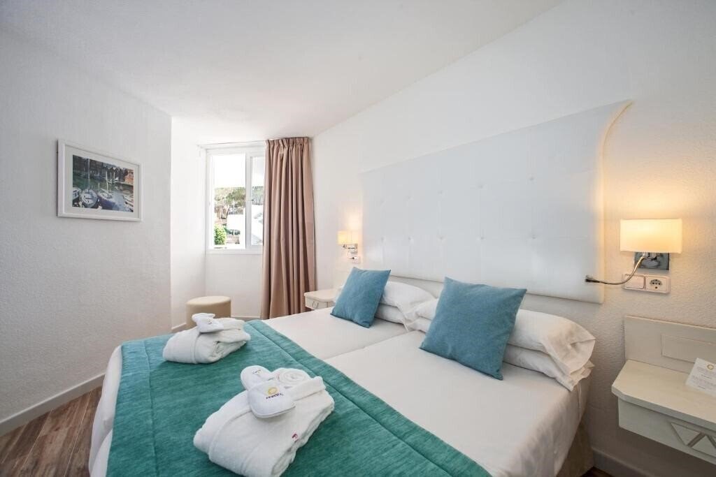 Fotografii Hotel Fergus Style Cala Blanca Suites 4*