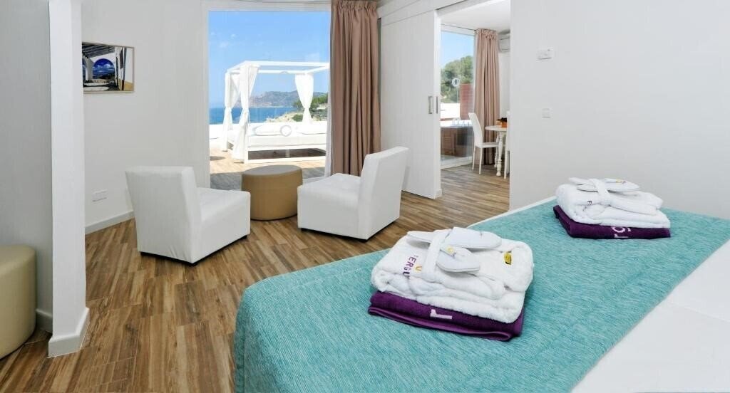 Fotografie Hotel Fergus Style Cala Blanca Suites 4*