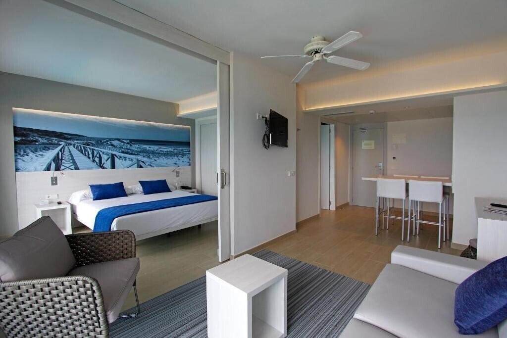Фото Tonga Tower Design Hotel & Suites 4*