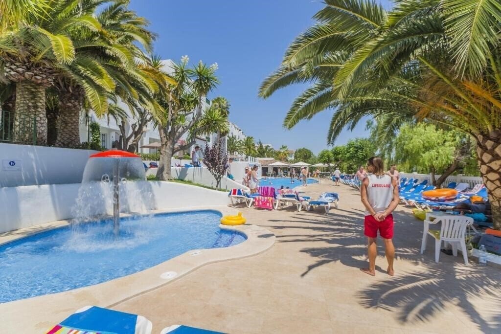 Отель Apartamentos Holiday Center 2*