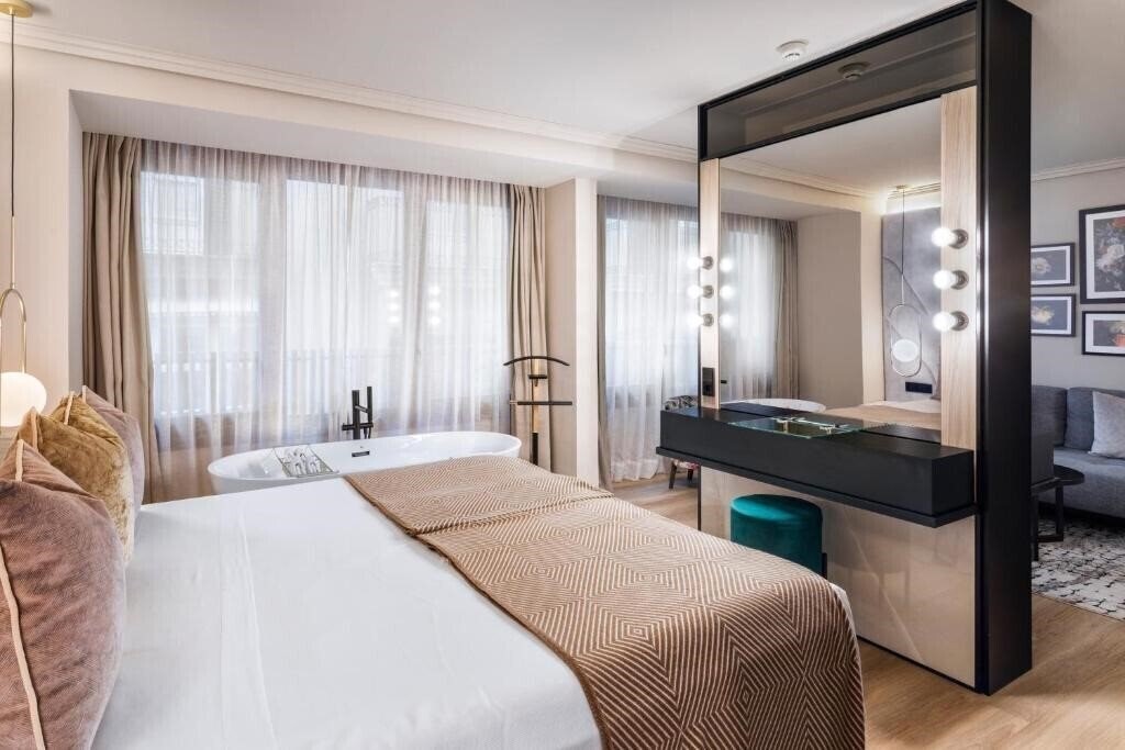 Hotel Nivia Born Boutique Hotel 4*