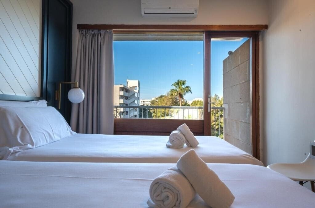 Fotografii Nura Condor 3*