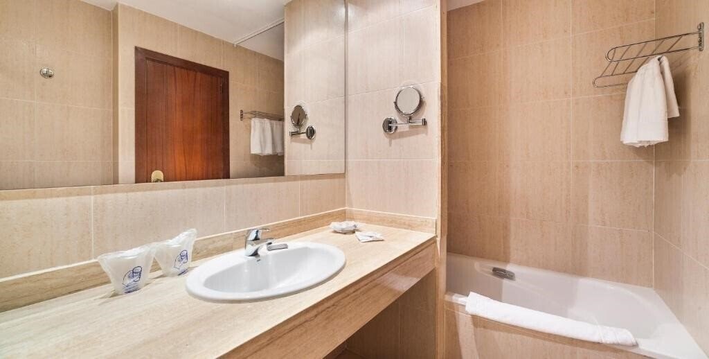 Imaginea Bakour Garbi Cala Millor (ex. Garbi Cala Millor) 4*