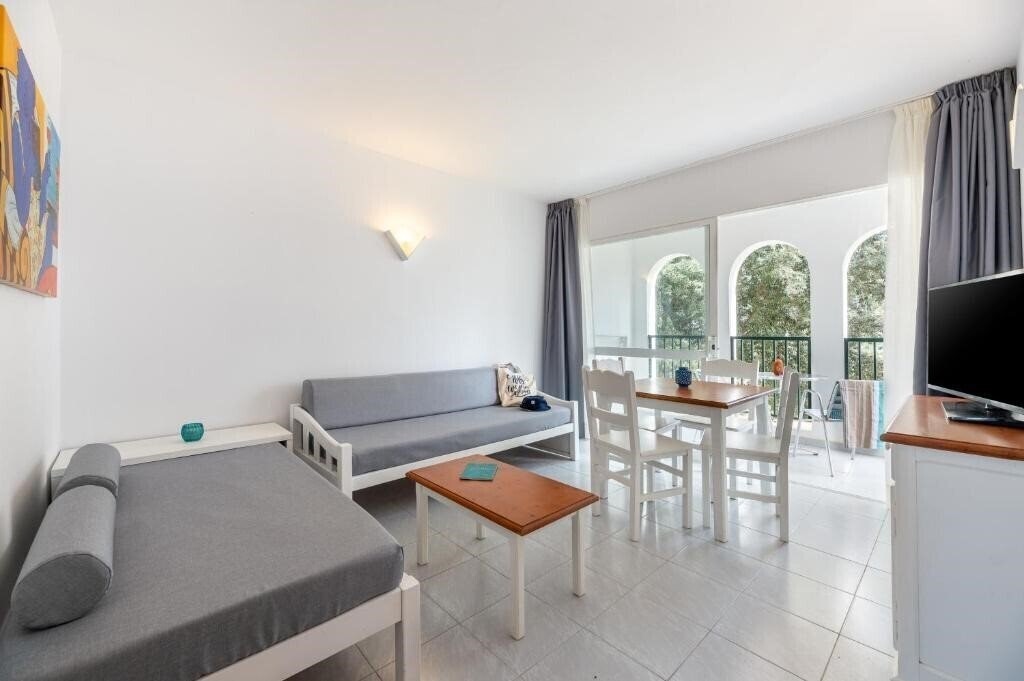 Imaginea Vibra Caleta Playa Apartamentos (ex. Vacances Menorca Caleta Playa) 3*