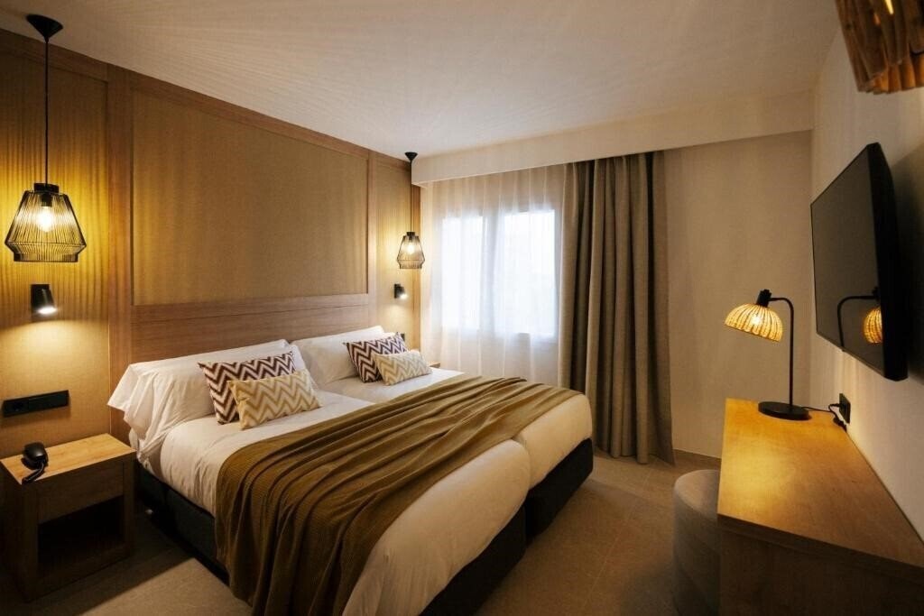 Фото Caramelo Marina Calan Bosch Hotel 4*