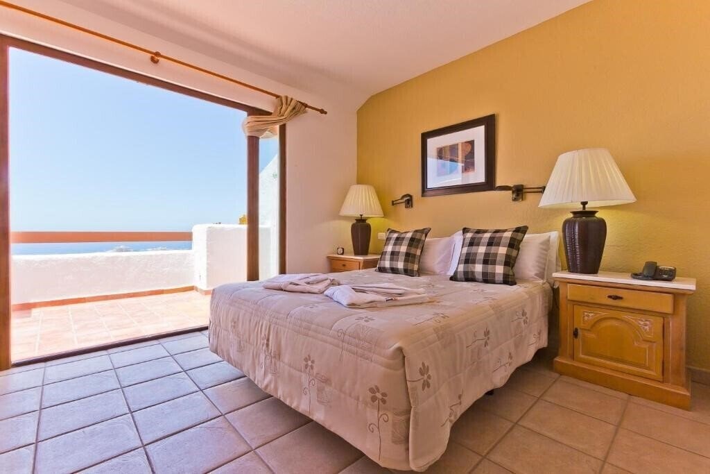 Фото The Suites At Beverly Hills Tenerife Apts 3*