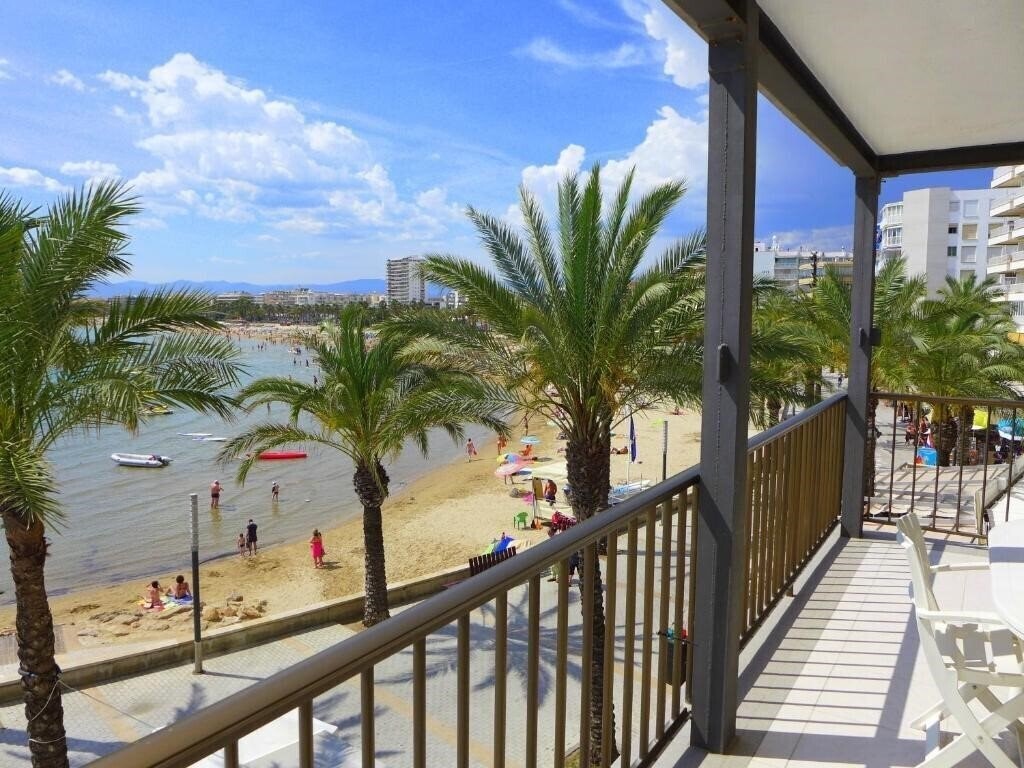 Отель Acantilados Playa Salou 3*
