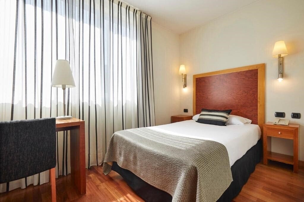 Отель Eurostars Plaza Delicias 3*