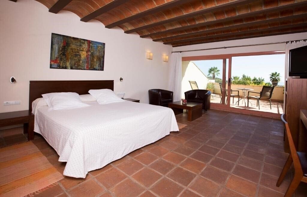 Фото Cal Naudi 4*