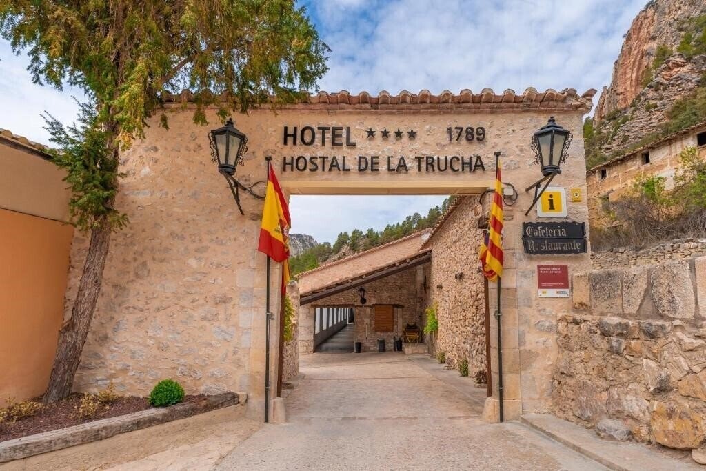 Отель Hostal De La Trucha 4*