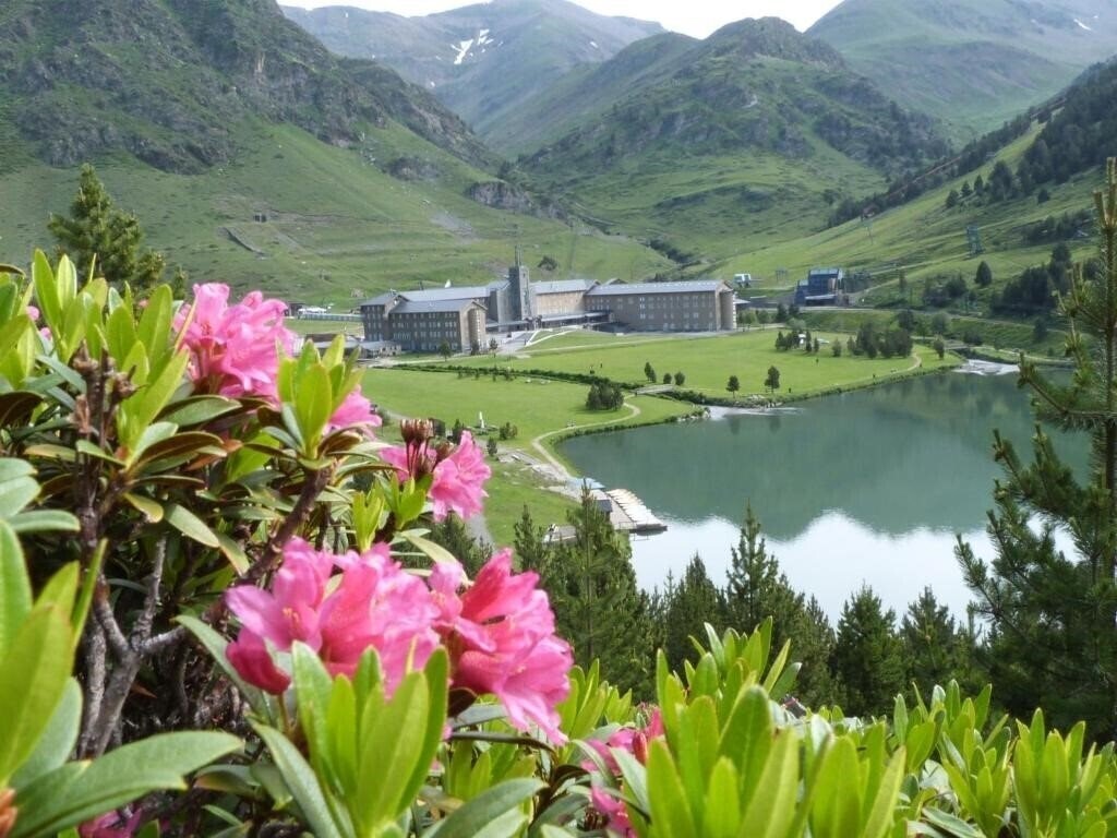 Отель Apartaments Vall De Nuria (ex. Hotel Vall de Nuria, Hotel & Apartaments Vall de Nuria) 3*