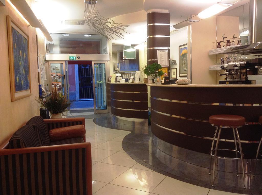 Отель Hotel Holiday 3*