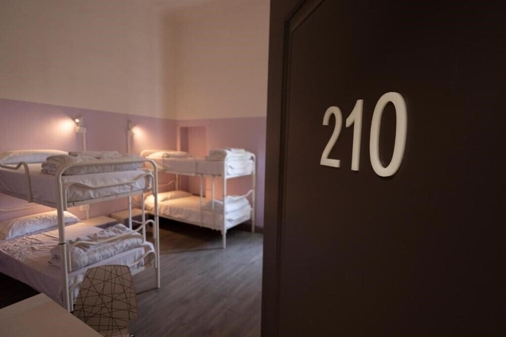 Imaginea 7 Santi Hostel 3*