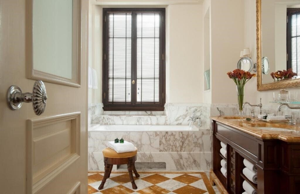 Imaginea Four Seasons Firenze 5*