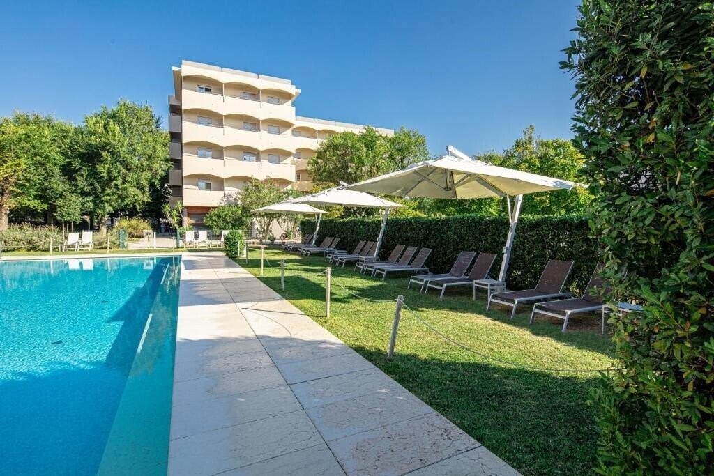 Отель La Pergola Hotel & Dependance (Lignano Sabbiadoro) 3*