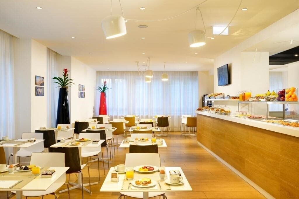 Imaginea UNA Hotel Century 4*