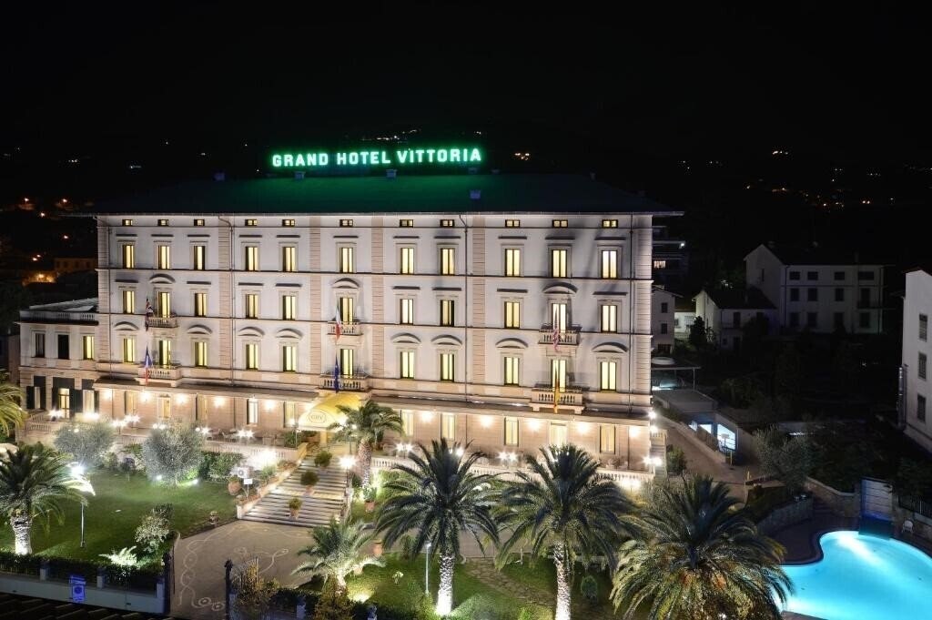 Отель Grand Hotel Vittoria 4*