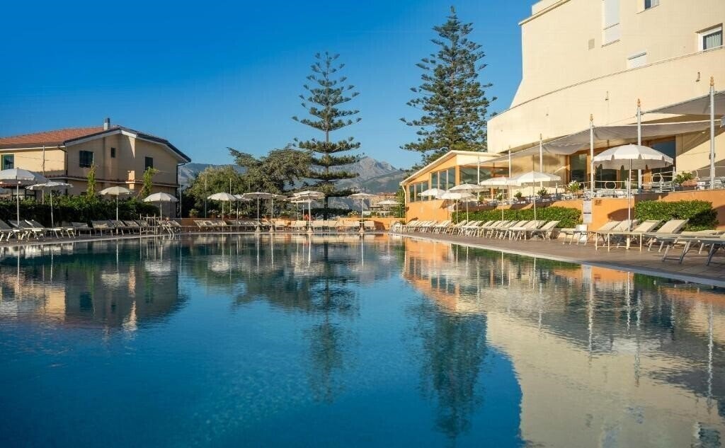 Отель Grand Hotel Vesuvio 5*
