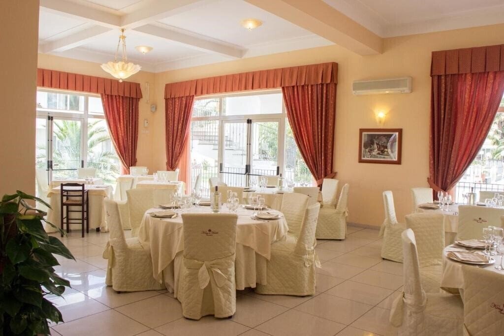 Imaginea Kings House 3*