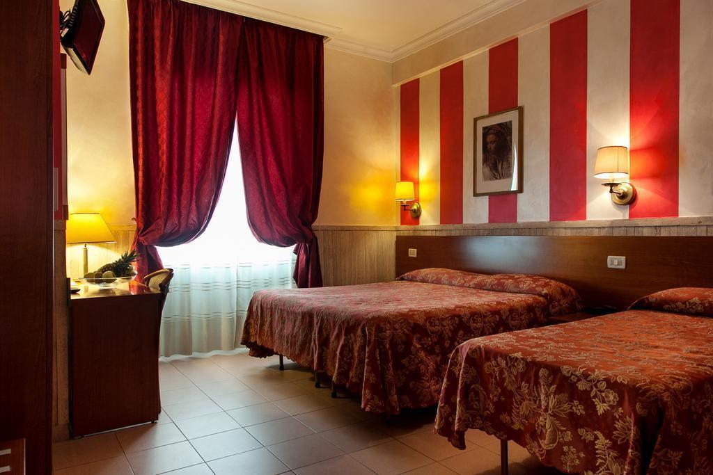 Hotel Pyramid 2*