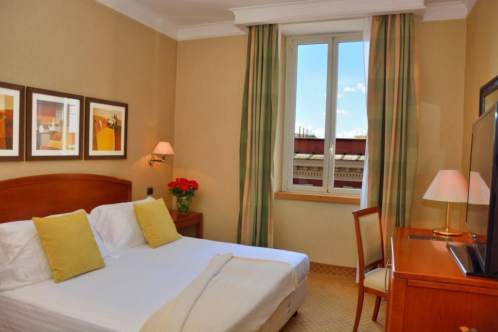 Fotografii Apogia Lloyd Rome 3*