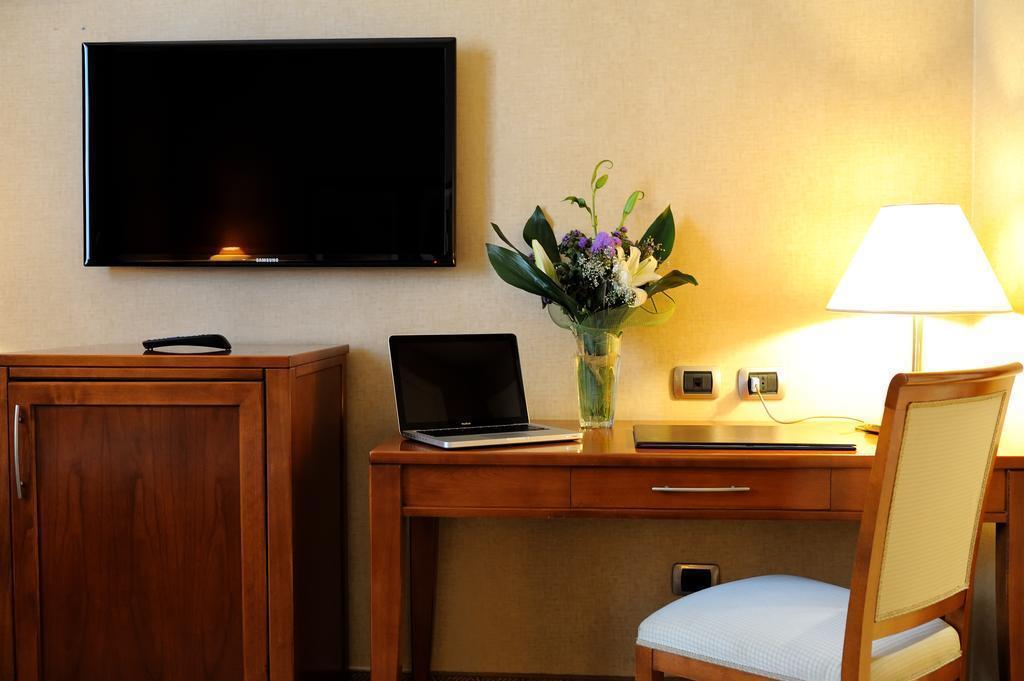 Imaginea Apogia Lloyd Rome 3*