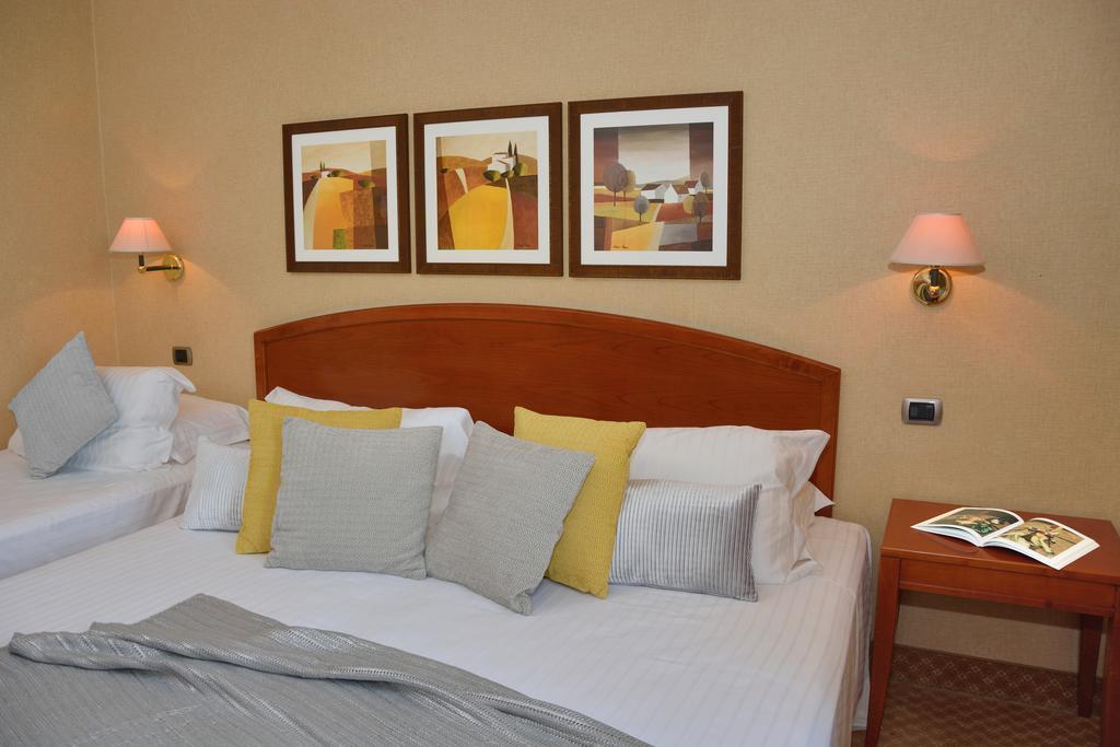 Imaginea Apogia Lloyd Rome 3*