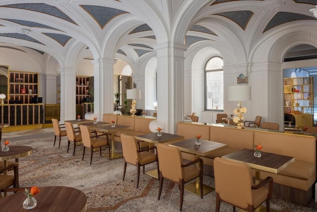 Изображение Art by the Spanish Steps 4*