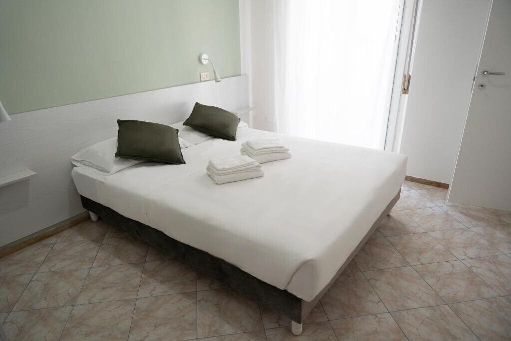 Imaginea Hotel The Sea 2*