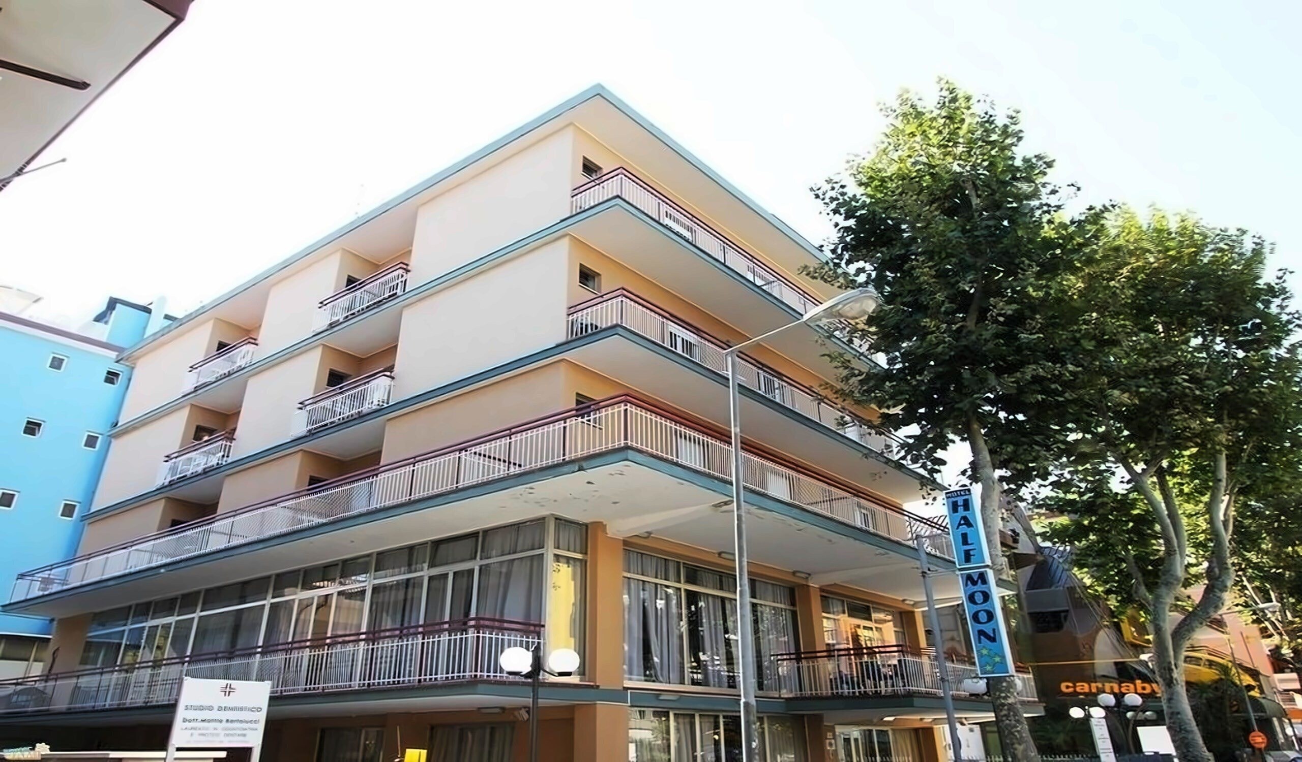 Hotel Half Moon 3*