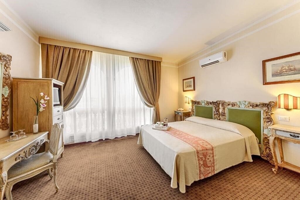 Фото Colonna Palace Hotel Mediterraneo 4*