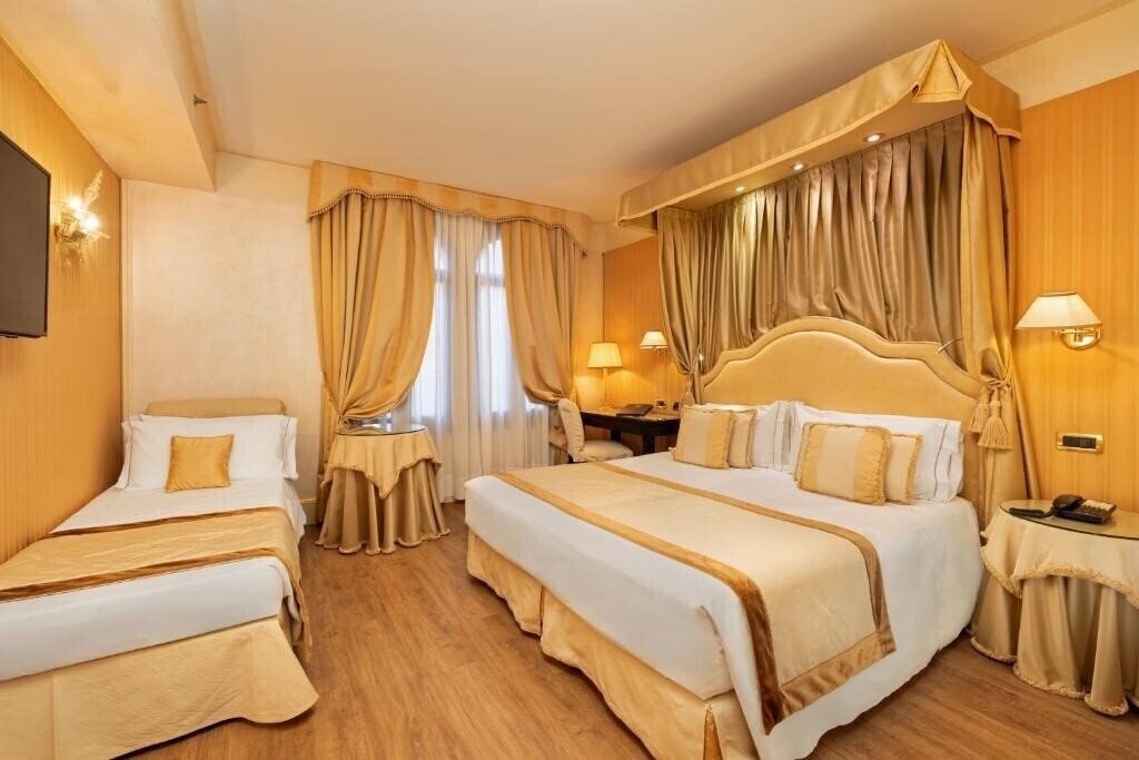 Fotografii A La Commedia 4*