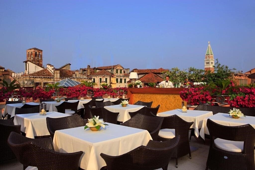 Imaginea A La Commedia 4*