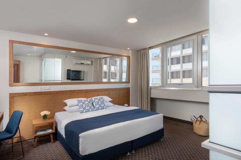 Imaginea Embassy Hotel Tel Aviv 3*