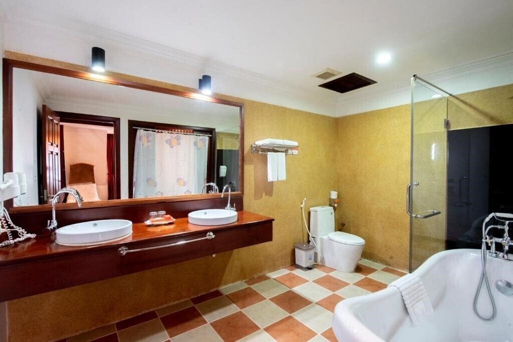 Imaginea The Suite By Royal Crown Hotel 3*