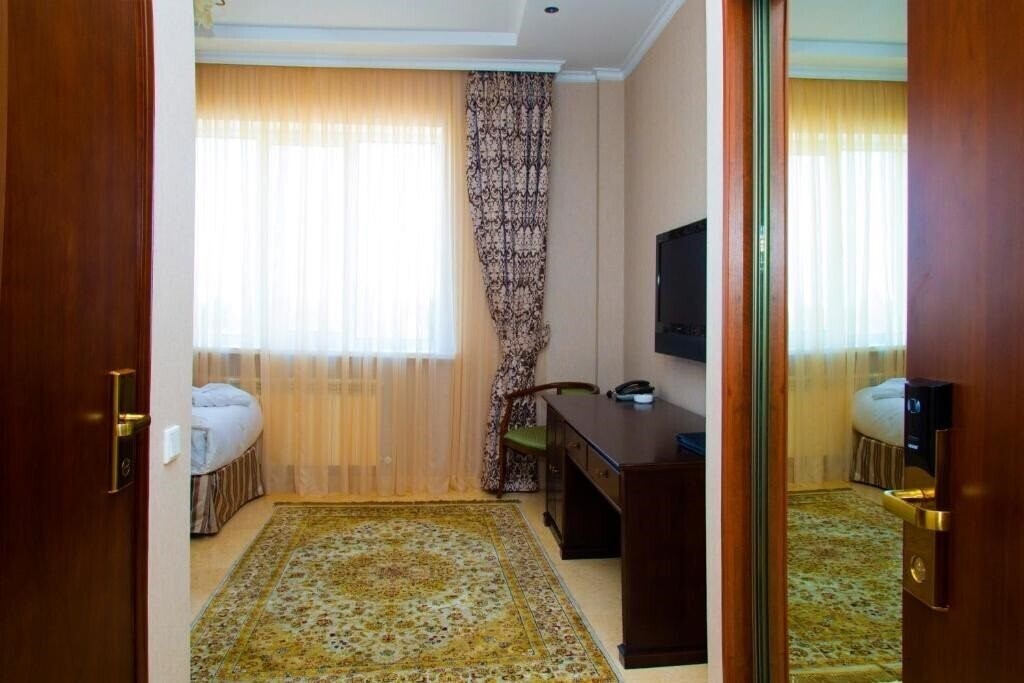Imaginea Royal Petrol Hotel 3*