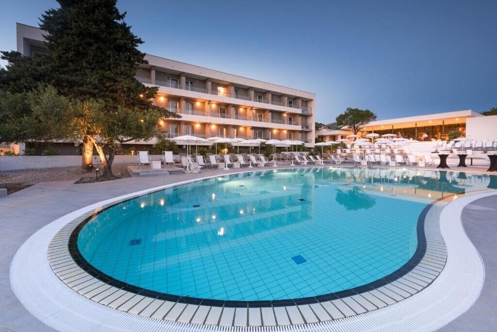 Hotel Pharos 2*