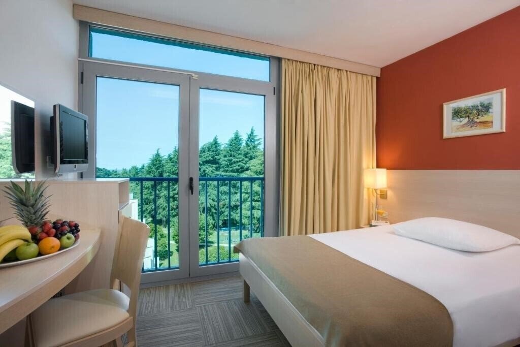 Imaginea Sunny Poreč by Valamar (ex. Crystal Sunny Hotel) 4*