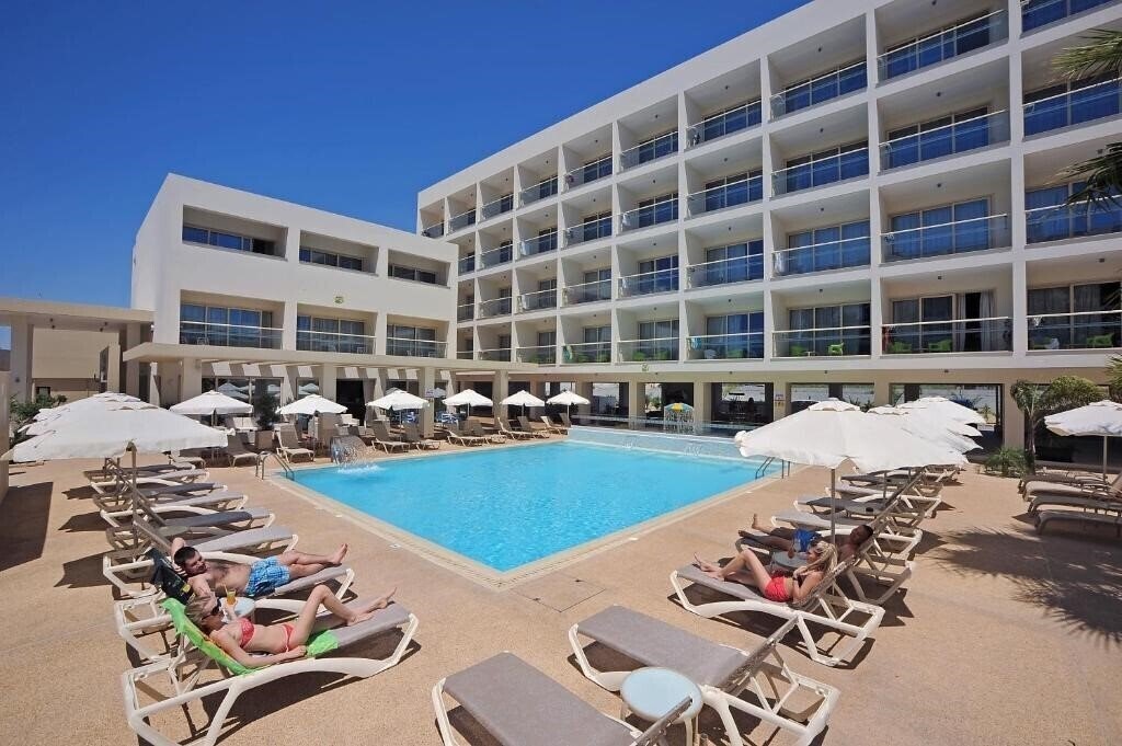 Hotel Nelia Gardens 3*