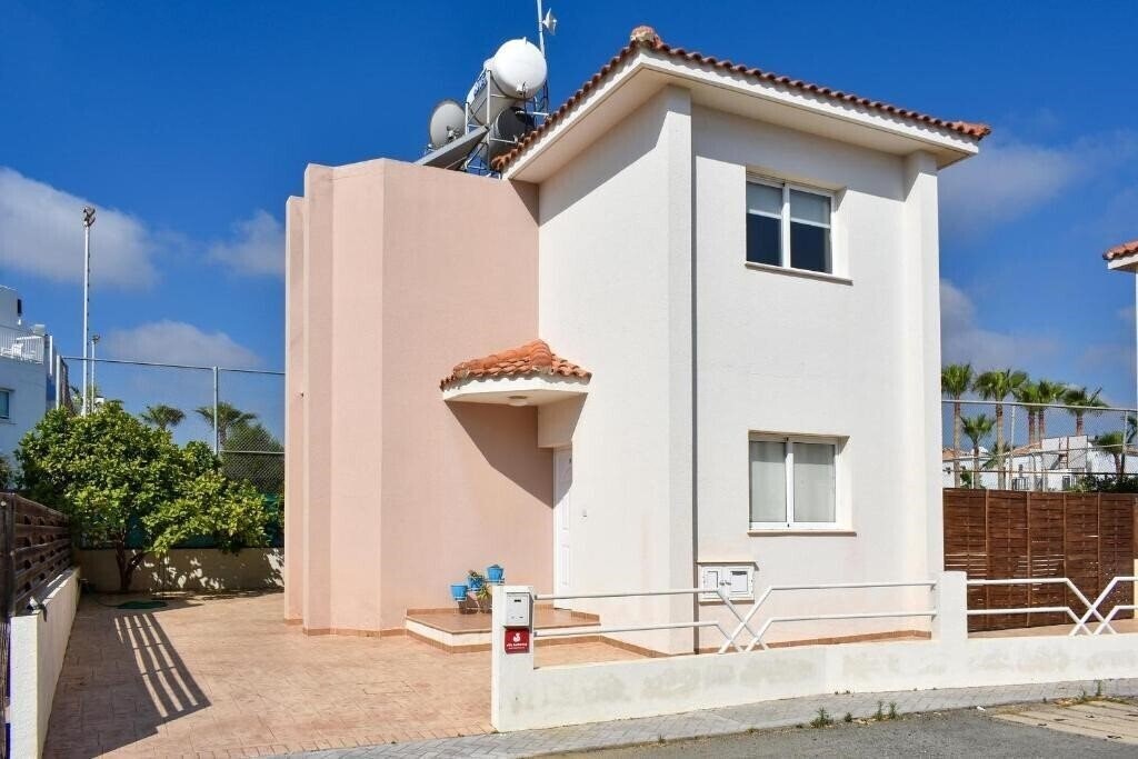 Отель Villa Ariana 4*